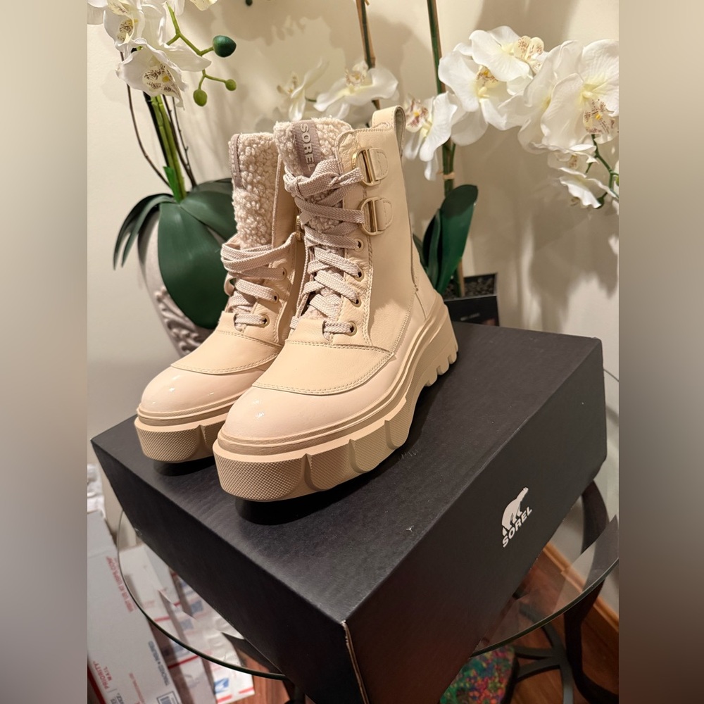Sorel Boots nwt size 8